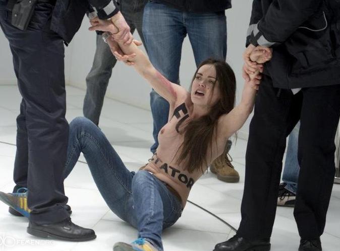 Активистки Femen в Ганновере разделись перед Путиным и Меркель