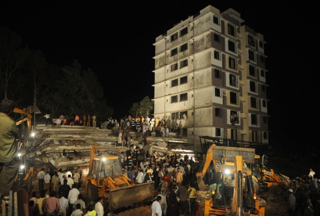 В Индии при обрушении 7-этажного дома погибли 46 человек 