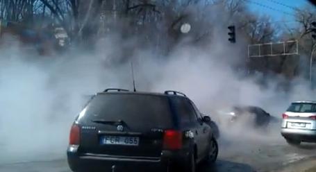 В Киеве из-за прорыва теплотрассы дороги заливает кипятком