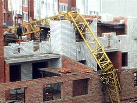Под Санкт-Петербургом при падении строительного крана погибли двое рабочих