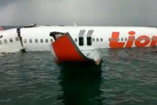 У острова Бали в воду рухнул самолёт с 172 пассажирами