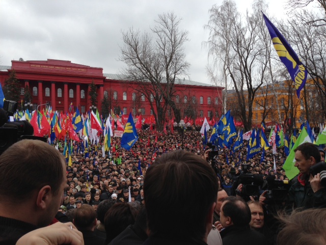 На митинге «Вставай, Украина!» в Киеве ждут приезда Юрия Луценко