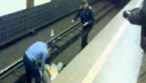На станции «Октябрьская» Московского метро мужчина упал на рельсы