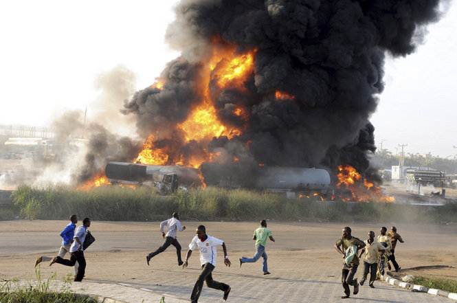 В Нигерии при столкновении автобуса с бензовозом погибли 36 человек