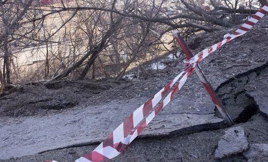 В Киеве перекрыли улицу из-за угрозы оползней  