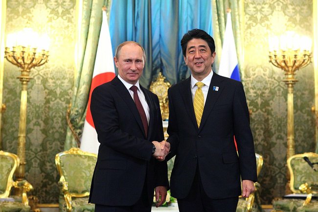 Японский премьер-министр подарил Путину лыжи