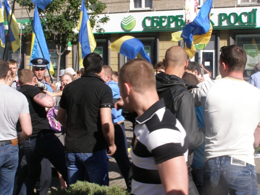 В Днепропетровске избили участников траурного шествия памяти жертв Второй мировой войны