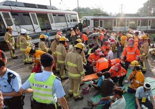 В Гонконге 62 человека пострадали при аварии электропоезда