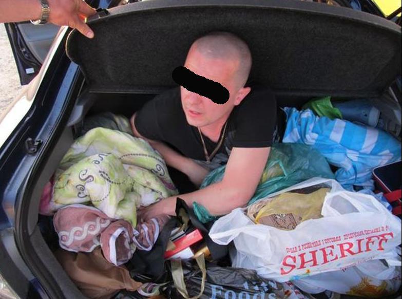 Украинские пограничники задержали нелегала, спрятавшегося в багажнике