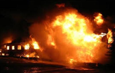 В Макеевке взорвался и горит завод шламовых отходов