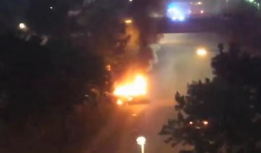 В Стокгольме в результате массовых беспорядков сожжены десятки автомобилей