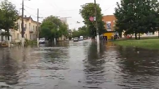 Получасовой ливень затопил центр Житомира