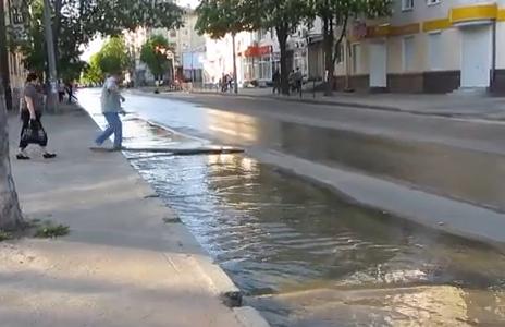 Из-за прорыва водопровода улицы Житомира залило водой