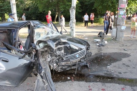 В Запорожье автомобиль въехал в автобусную остановку с людьми