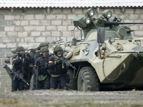 В Чечне при столкновении с боевиками убит полицейский и ещё 13 ранены
