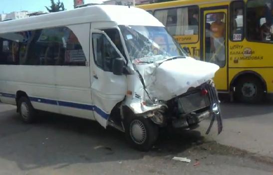 В Севастополе маршрутка столкнулась с автобусом