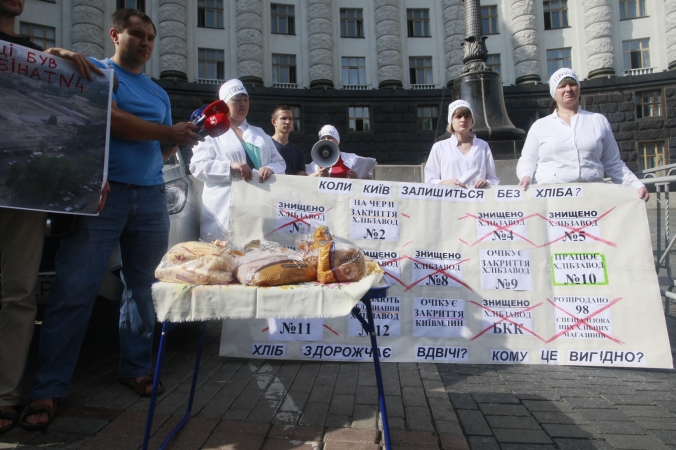 В Киеве возле Кабмина сотрудницы хлебокомбината утроили бессрочную голодовку