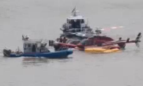 В Нью-Йорке вертолёт совершил экстренную посадку в воду