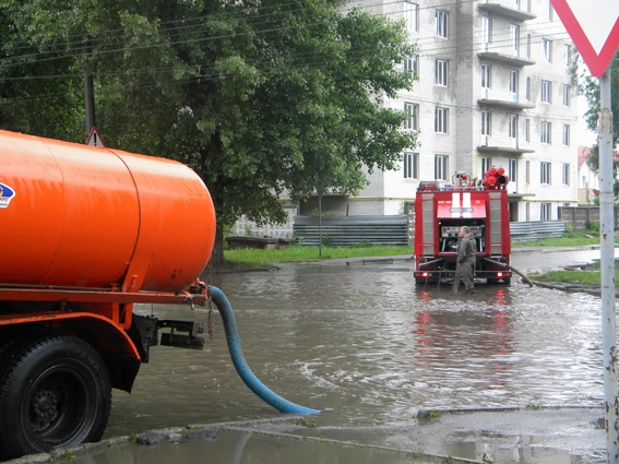 В Хмельницком после дождя откачивали воду с улиц