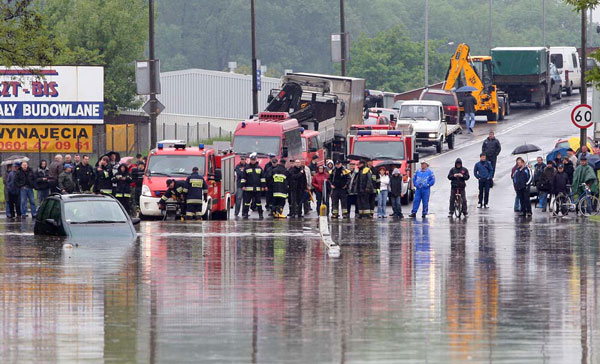 Столицу Польши затопило: на дорогах пробки, а из метро эвакуировали людей