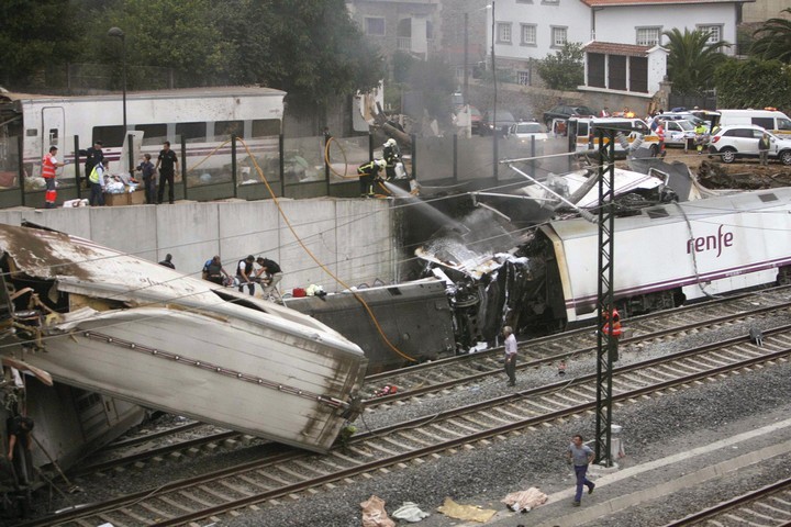 Увеличились число погибших при крушении поезда в Испании