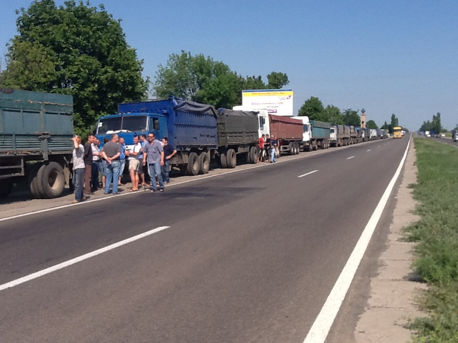 В Николаеве водители грузовиков устроили масштабную акцию протеста