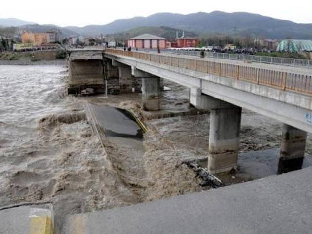 В Китае вода снесла мост с автомобилями