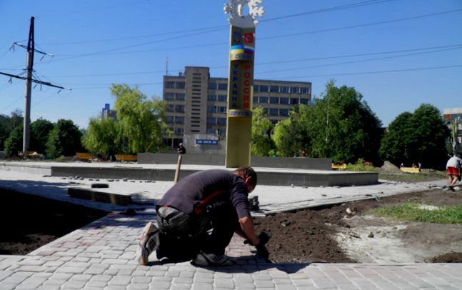 В Харькове снесли памятник дружбе Украины и России
